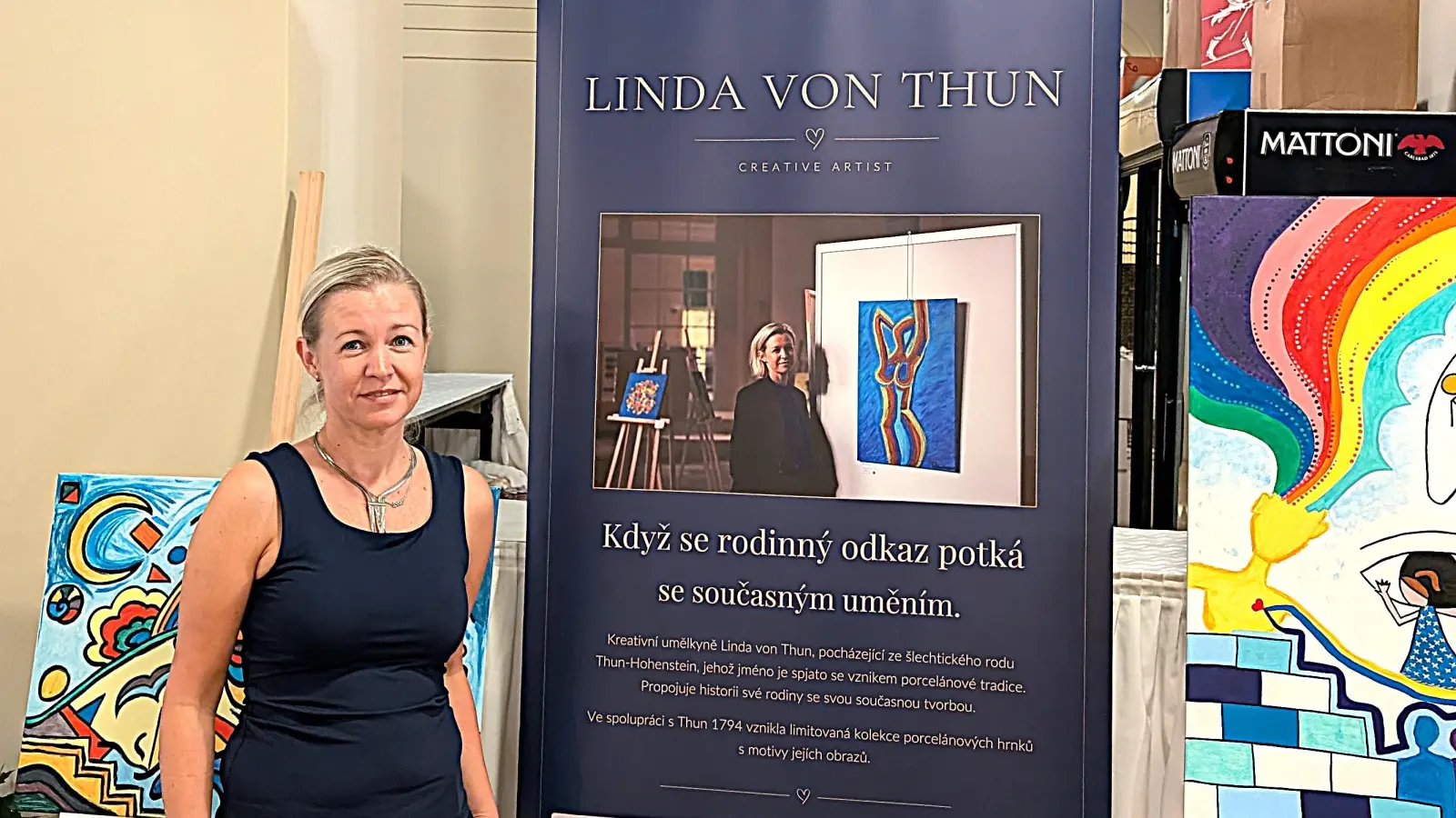 Über Linda von Thun wurde in Karlsbad für die Ausstellung im Grandhotel sogar extra ein Rollup gefertigt, der ihre Arbeiten erklärt und Informationen über die Tirschenreutherin als Künstlerin preisgibt.  (Bild: Linda von Thun)