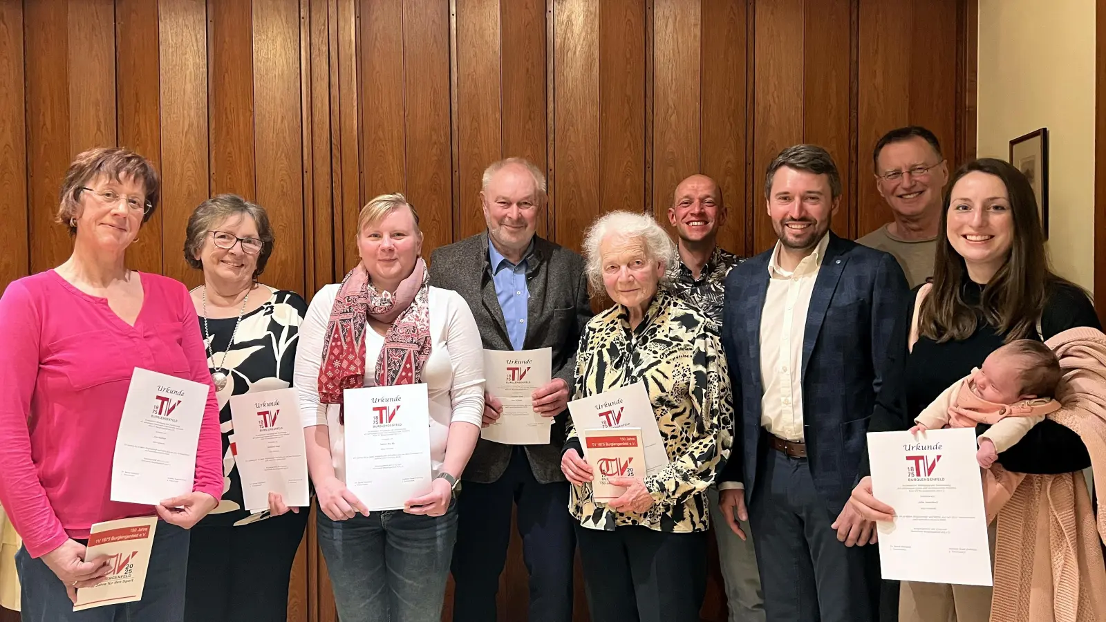 Die Jubilare des TV 1875 Burglengenfeld mit 1. Vorstand Bernd Mühldorf (Dritter von rechts) und Heribert Graf der seit 75 Jahren Mitglied ist. (Fünfter von rechts) (Bild: Franz Pretzl)