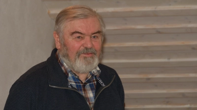 Dieter Arzberger beim Vortrag auf dem „Kulturbuan” in der Glasschleif bei Pullenreuth. (Bild: Helmut Greger)