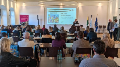 Bürgermeister Franz Stahl, Thomas Herrmann und Sabrina Kalcher (vorne, stehend, v.l.) bei der Begrüßung der Fortbildungsteilnehmer. (Bild: Mirko Streich)