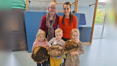 Die strahlenden Preisträger mit Vorsitzender Gerda Eiber (links) und Beiratsmitglied Sonja Kohl (rechts) (Bild: Gerda Eiber)
