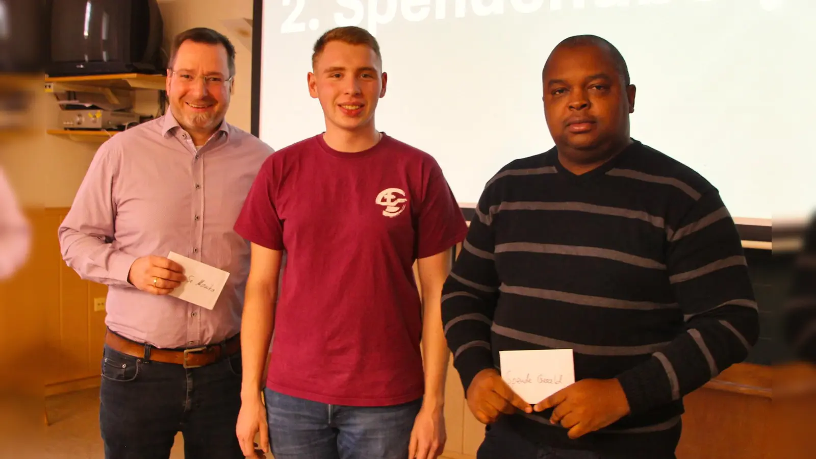 KLJB-Vorstand Lukas Forster (mitte) übergab im Rahmen des Seniorennachmittages an Walter Heindl (links) und Pfarrvikar Gerald Obumneke Nwenyi (rechts) die gesammelten Spenden. (Bild: Lukas Forster)