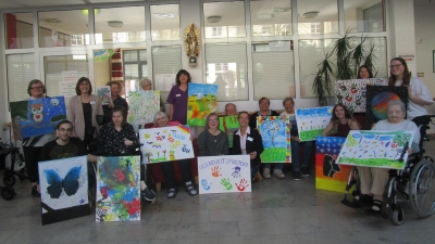 Zukünftige Pflegefachfrauen / -fachmänner aus dem Klinikum St. Marien führten im Caritas-Altenheim Marienheim ein Malprojekt durch. (Bild: Daniela Donhauser)