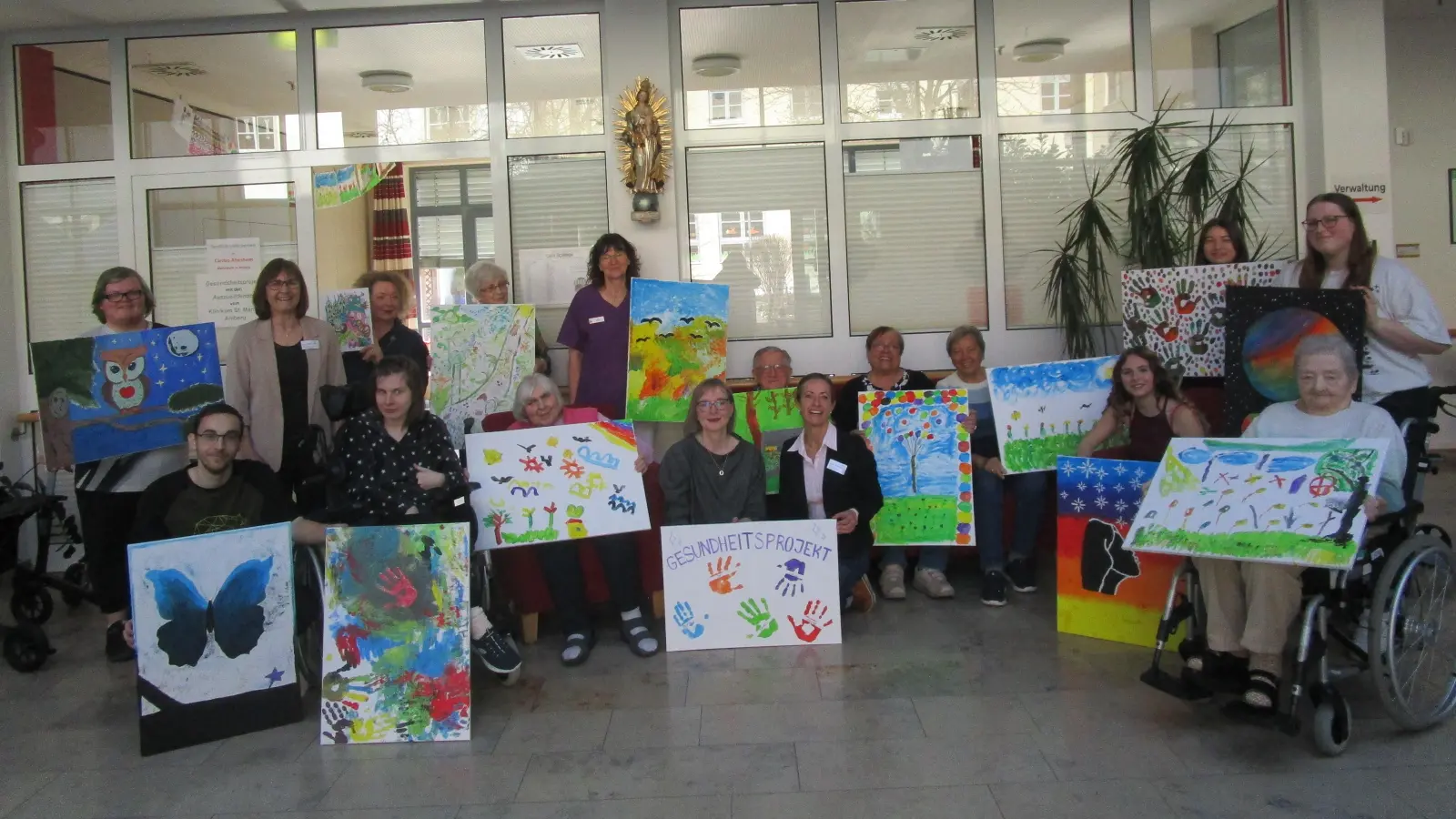 Zukünftige Pflegefachfrauen / -fachmänner aus dem Klinikum St. Marien führten im Caritas-Altenheim Marienheim ein Malprojekt durch. (Bild: Daniela Donhauser)