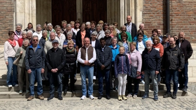 Teilnehmer Pfarrausflug vor St. Jakob Straubing. (Bild: Joachim Kellner)