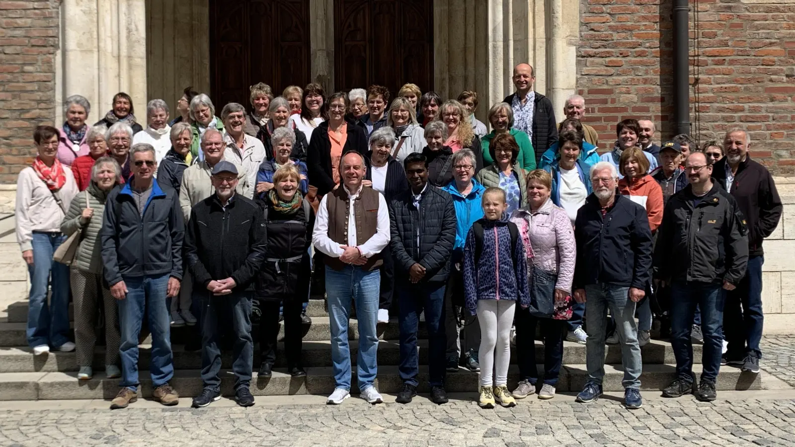 Teilnehmer Pfarrausflug vor St. Jakob Straubing. (Bild: Joachim Kellner)