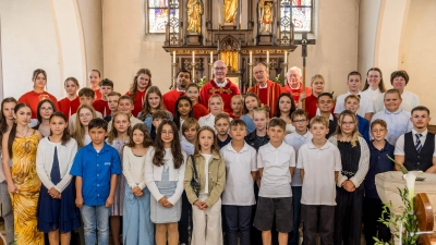 Die Neugefirmten mit Firmspender Dompropst Dr. Frühmorgen (hinten Mitte) und dem liturgischen Dienst. (Bild: Thomas Betz)