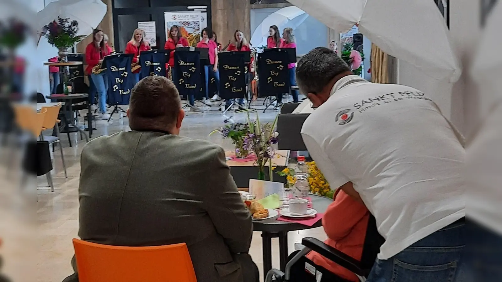 Bei gemütlicher Atmosphäre lauschten die Gäste mit Ihren Angehörigen den Klängen der Damen Big Band Waidhaus. (Bild: Susanne Wagner)