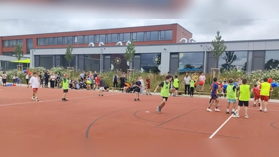 Die Dritt- und Viertklässler werden beim Abschlussturnier des Ballhelden-Aktionstages kräftig angefeuert. (Bild: Johanna Reger)