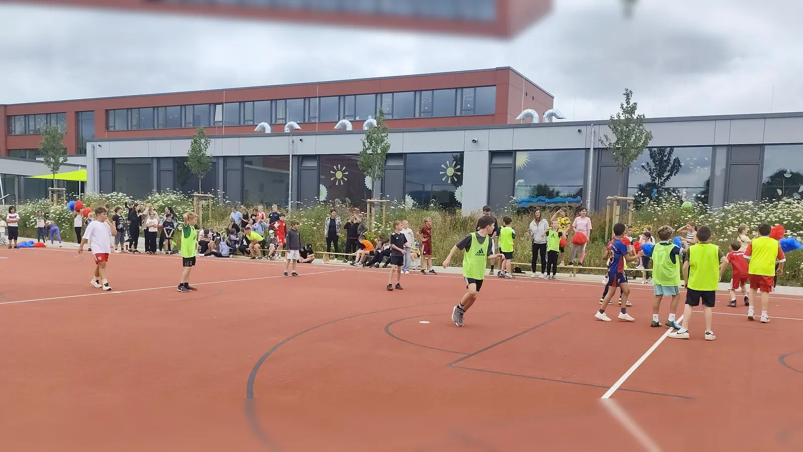 Die Dritt- und Viertklässler werden beim Abschlussturnier des Ballhelden-Aktionstages kräftig angefeuert. (Bild: Johanna Reger)