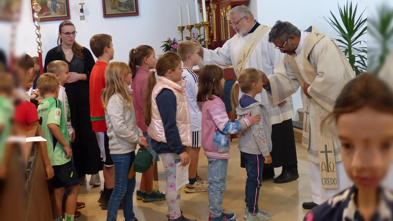 Pfarrer Jo und Diakon Wabra segneten jedes Kind einzeln und fragten jedes zuvor nach ihrem Vornamen. (Bild: Sieglinde Schärtl)