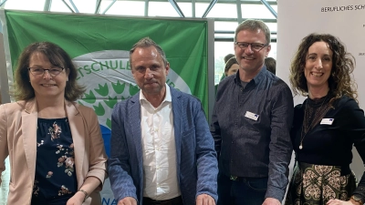 Der bayerische Umweltminister Thorsten Glauber zu Besuch am Stand der Europa-Berufsschule Weiden. Von links: Schulleiterin Martina Auer-Bertelshofer, Minister Thorsten Glauber, FOL Manfred Häring und Fachlehreranwärterin Giacomina Miccoli-Pelzer (Bild: Giacomina Miccoli-Pelzer)