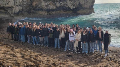 Bei strahlendem Sonnenschein an der spektakulären Jurassic Coast: Ein unvergesslicher Höhepunkt für die Schülerinnen und Schüler der 8. Jahrgangsstufe der Realschule Kemnath. (Bild: Anna-Maria Beck)
