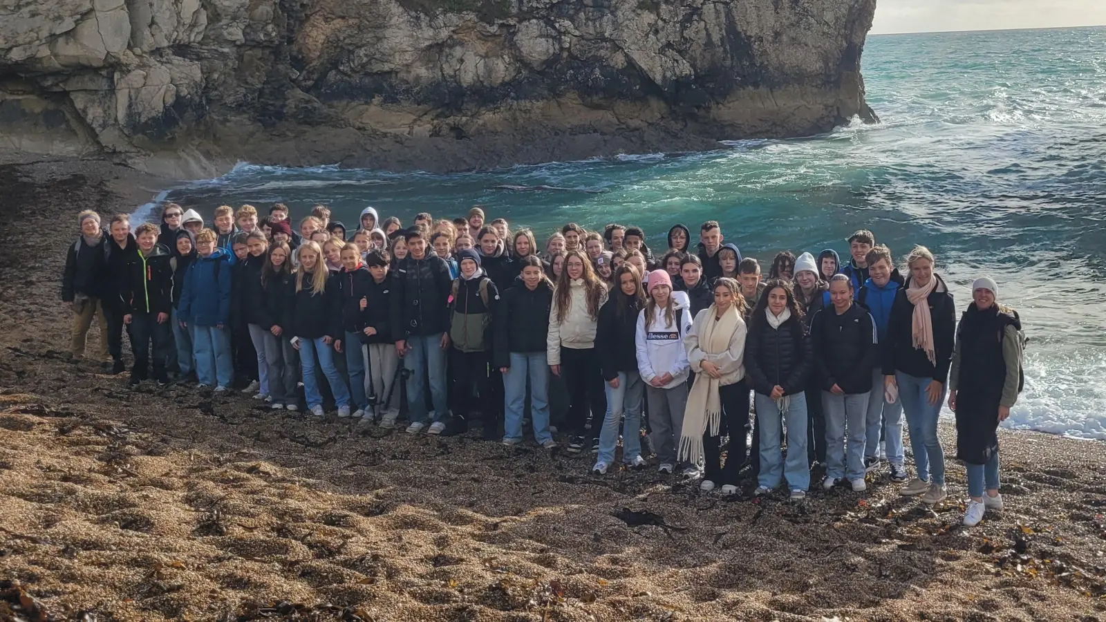 Bei strahlendem Sonnenschein an der spektakulären Jurassic Coast: Ein unvergesslicher Höhepunkt für die Schülerinnen und Schüler der 8. Jahrgangsstufe der Realschule Kemnath. (Bild: Anna-Maria Beck)