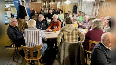 Über einen vollbesetzten Gasthof Schönberger beim CSU-Bürgergespräch freuten sich Bürgermeister Edgar Knobloch und sein Team.<br> (Bild: Gerald Morgenstern)
