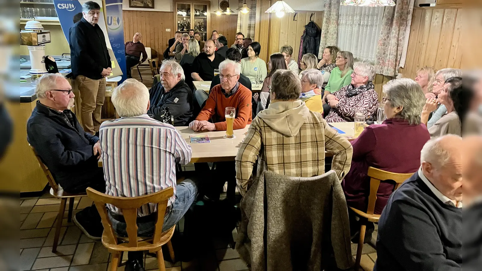 Über einen vollbesetzten Gasthof Schönberger beim CSU-Bürgergespräch freuten sich Bürgermeister Edgar Knobloch und sein Team.<br> (Bild: Gerald Morgenstern)