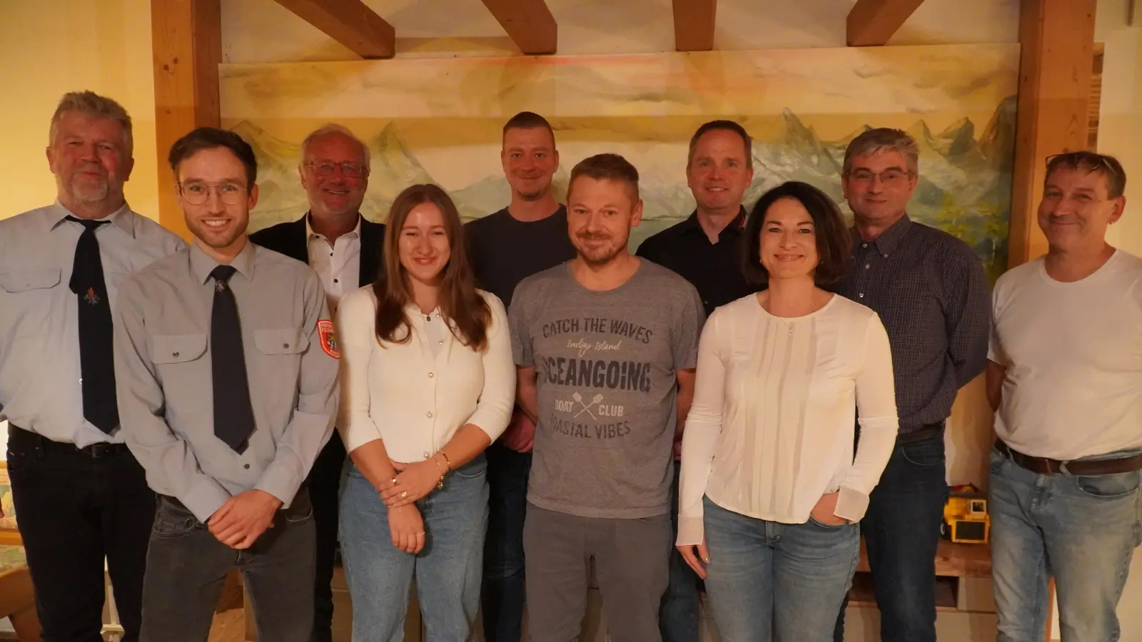 V.l.n.r.: Der bisherige Vorstand Ludwig Schmid, Thomas Meier, Bürgermeister Peter von der Sitt, Maria Schmidbauer, Max Hüttner, neuer erster Vorstand Michael Eisinger, Stadtbrandinspektor Klaus Brunner, Kerstin Rauh, Ernst Maler, Andreas Rubenbauer. (Bild: Fabian Borkner)