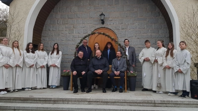 Nach der Segnung hatten die Ehrengäste mit Pfarrer Udo Klösel, Landrat Andreas Meier und Bürgermeister Armin Buldenda auf dem neuen „Hutzabankerl“ Platz genommen. Dahinter Kreisrat Helmut Meindl, Linda Weismeier und Barbara Mädl vom Forum Neustadt Plus sowie Marktgemeinderat Thomas Kleber, Heumaden (jeweils von links).  (Bild: Peter Garreiss)