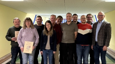 Bürgermeister Richard Kammerer (rechts) gratulierte dem Vorsitzenden Max Merk (Bildmitte) zu seiner Wahl und wünschte ihm und seiner Führungsriege gute Entscheidungen und viel Freude mit dem FC Bayern.  (Bild: Johann Kneißl)