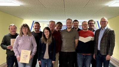 Bürgermeister Richard Kammerer (rechts) gratulierte dem Vorsitzenden Max Merk (Bildmitte) zu seiner Wahl und wünschte ihm und seiner Führungsriege gute Entscheidungen und viel Freude mit dem FC Bayern.  (Bild: Johann Kneißl)