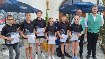 Das Kaffeekonzert des Nachwuchsorchesters auf der Nabburger Kirwa war der Rahmen für die Verleihung D1-Urkunden und Abzeichen. Musikalischer Leiter Markus Ferstl (Zweiter von rechts) und Dirigent Christoph Altmann (rechts) sind stolz auf die tollen Ergebnisse ihrer Schützlinge. (Bild: Sepp Ferstl)