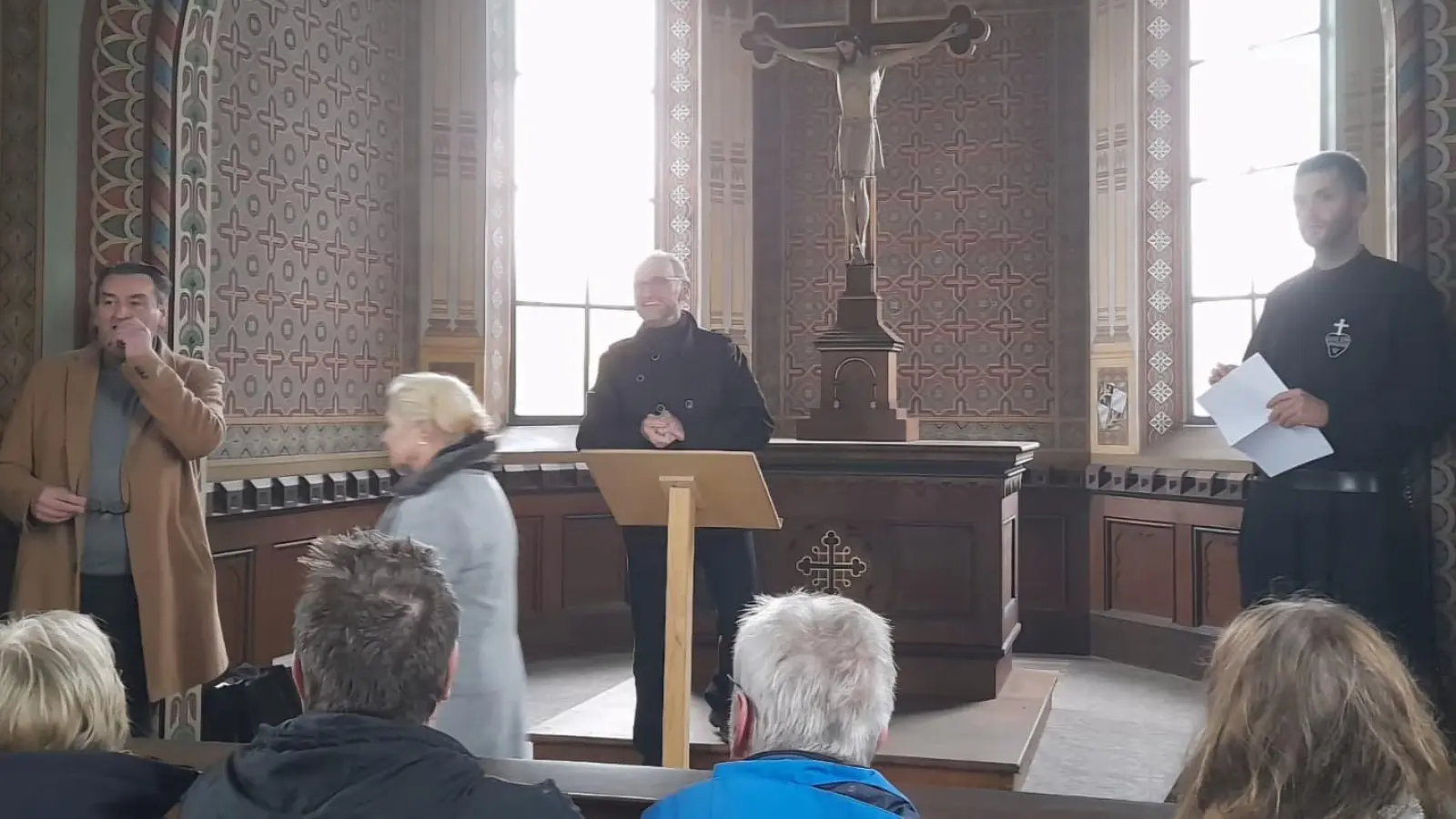 V. l. n. r.: Martin Irl, Hans Pronath und Frater Elija beim spirituellen Stadtrundgang. (Bild: Gerhard Reiml)
