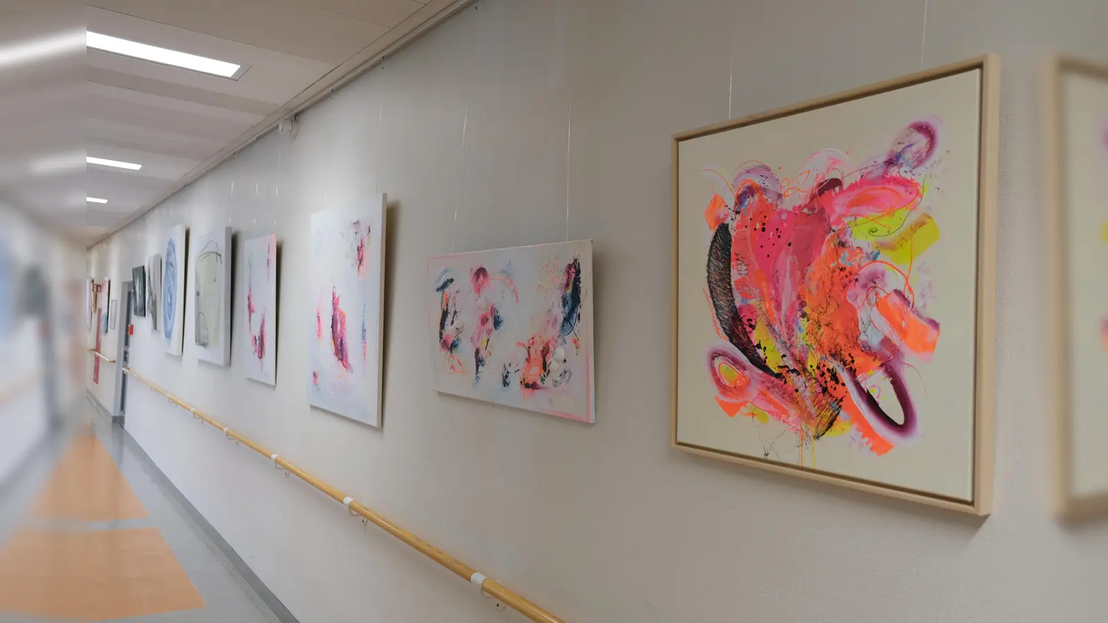Derzeit sind die Bilder von Anne Müller in der Ausstellung „Liebe ist die Antwort” im Klinikum St. Marien zu sehen. (Bild: Verena Uschold )