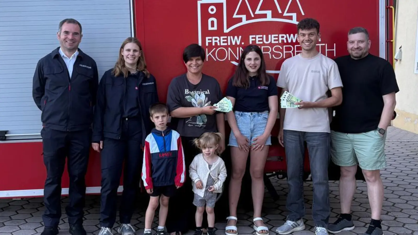von links nach rechts:<br>Vorstand Freiwillige Feuerwehr Konnersreuth Sven Jäger, Jugendwartin Anna Sölch, Vorsitzende JU Konnersreuth Sarah Purucker, Julia Jäger, Redaktionsteam des JU Kalenders Marius Ulrich und Philipp Schwan (Bild: Anna Sölch)