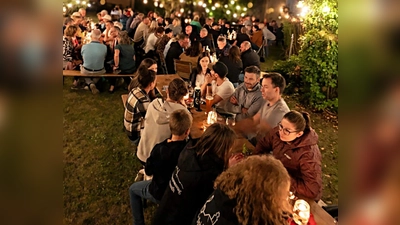Zahlreiche Gäste beim Weinabend des Frauenbund Pressath ,im Pfarrgarten unter den Arkaden. (Bild: Carola Meier)
