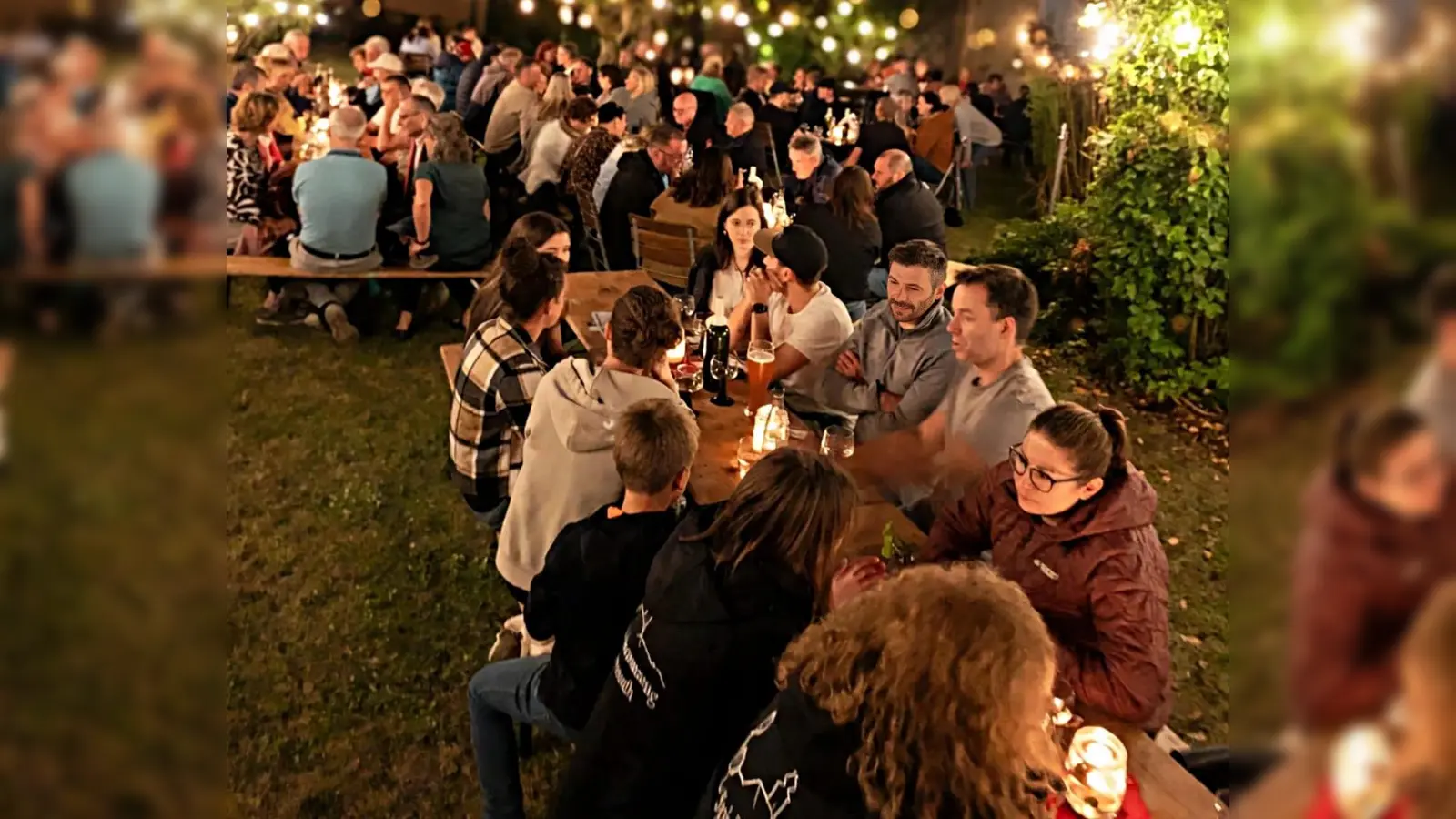 Zahlreiche Gäste beim Weinabend des Frauenbund Pressath ,im Pfarrgarten unter den Arkaden. (Bild: Carola Meier)