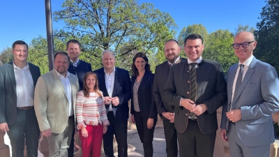 Konstituierende Sitzung des Bezirksverbandes der Oberpfalz des Bayerischen Landkreistags: (v.l.) Christian Schindler (CHA), Hubert Schicker (TIR), Martin Meier (NM), Andrea Degl (Geschäftsführerin Bayr. Landkreistag), Richard Reisinger (AS), Tanja Schweiger (R), Andreas Meier (NEW), Thomas Ebeling (SAD) und Regierungspräsident Walter Jonas.  (Bild: Monika Lindner)