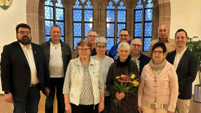 Die geehrten Blutspender mit Herrn Ersten Bürgermeister Stefan Frank (links) und BRK-Kreisgeschäftsführer Sebastian Schaller (rechts, Mitte). (Bild: Richard Tobies)