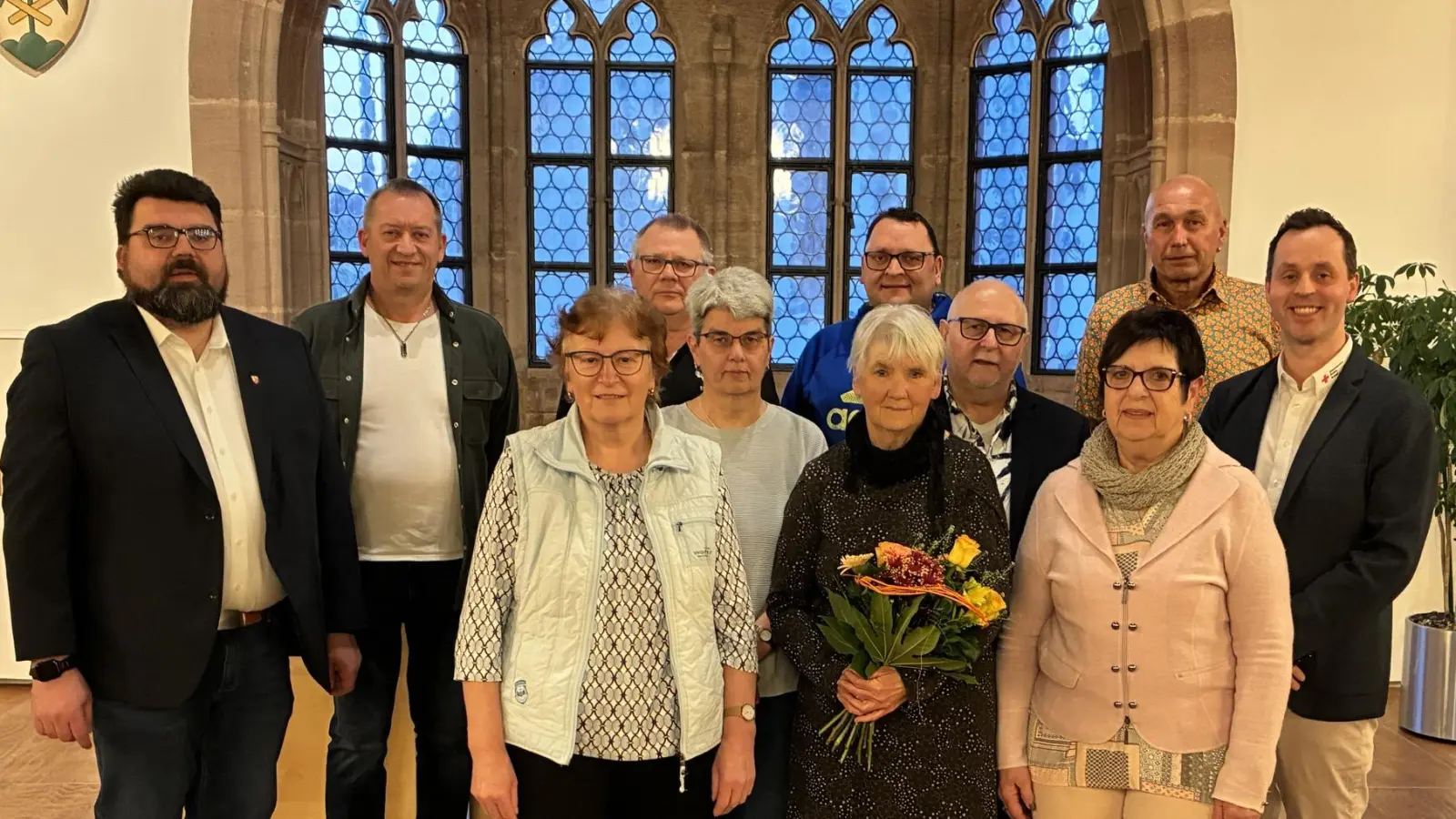 Die geehrten Blutspender mit Herrn Ersten Bürgermeister Stefan Frank (links) und BRK-Kreisgeschäftsführer Sebastian Schaller (rechts, Mitte). (Bild: Richard Tobies)