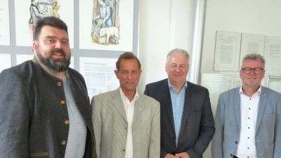 Erster Bürgermeister Stefan Frank (links) wurde zum neuen Zweiten Vorsitzenden des Museumsträgervereins gewählt. Gleichzeitig verabschiedeten Museumsleiter Herbert Übelacker und Landrat Richard Reisinger Ex-Bürgermeister Michael Göth aus dieser Funktion (von links).  (Bild: Sepp Lösch)