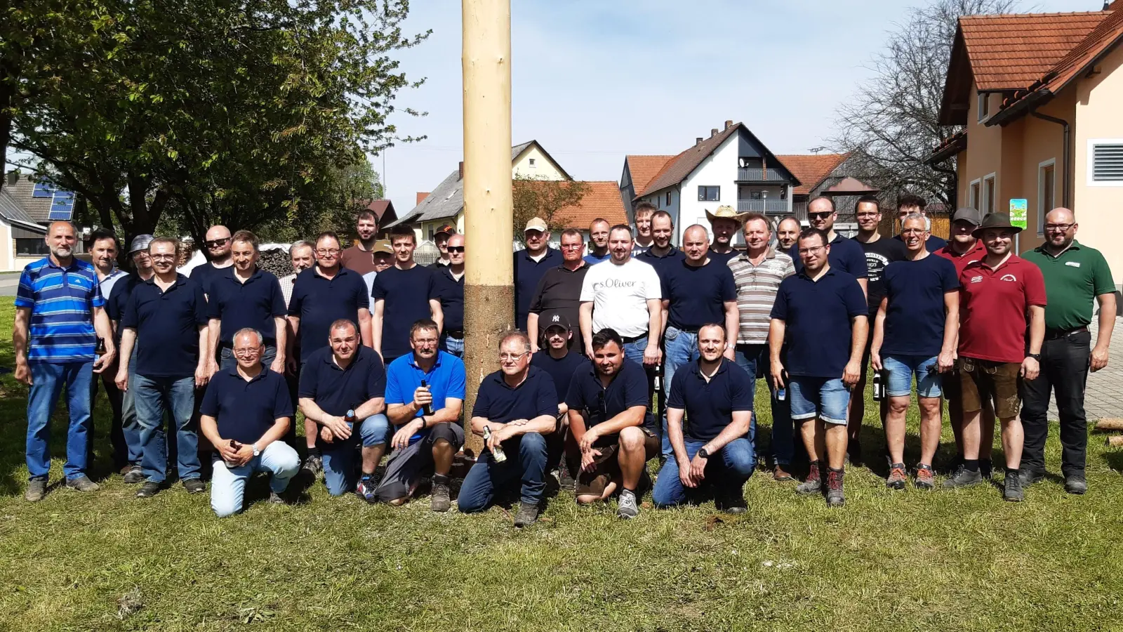 Die stattliche Zahl an Helfern dokumentiert die Aufstellung des Maibaums als imponierende Gemeinschaftsleistung der Feuerwehr Nunzenried.  (Bild: Georg Lang)