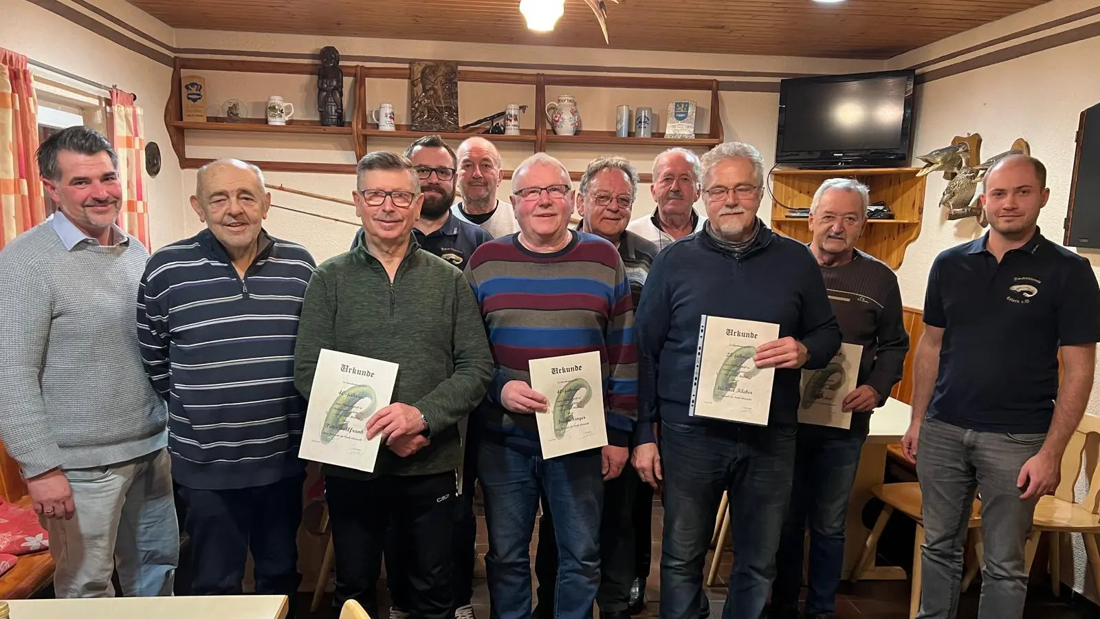Der Schriftführer Thomas Höreth und Vorsitzende Karl Roth (von links nach rechts) dankten den langjährigen Mitgliedern Peter Sollfrank, Patrick Hopfner, Josef Rosenmüller, Franz Singer, Josef Betz, Rudolf Rosenmüller, Michael Kleber und Josef Eiber. Dem Dank schloss sich Kassier Fabian Illing an.  (Bild: Josef Fuchs)