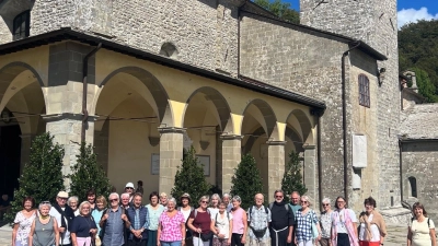 Pilgergruppe vor der Basilika Santa Maria Assunta in La Verna (Bild: Ingrid Riebl)