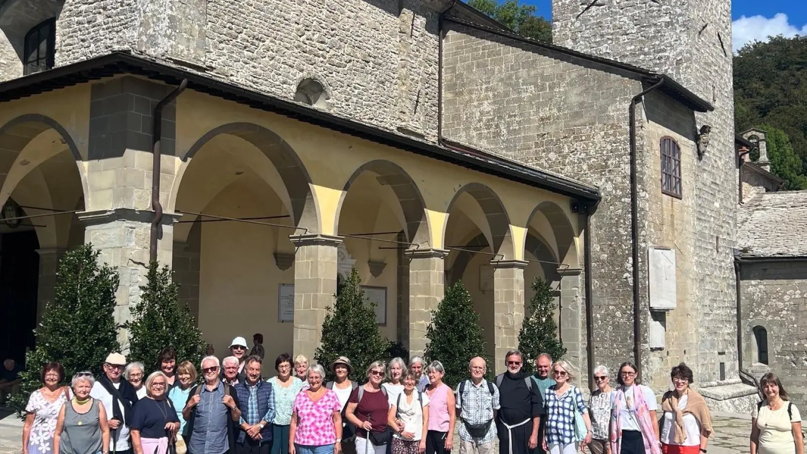 Pilgergruppe vor der Basilika Santa Maria Assunta in La Verna (Bild: Ingrid Riebl)