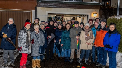 Teilnehmer der Wanderung beim Zwischenstopp bei Fam. Reger (Bild: Thomas Betz)