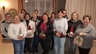 Die jeweils 5 besten Schützinnen auf Ringe und Plattl sowie ganz rechts: Gaudamenleiterin Nicole Schmidt (Bild: Maria Hoch)