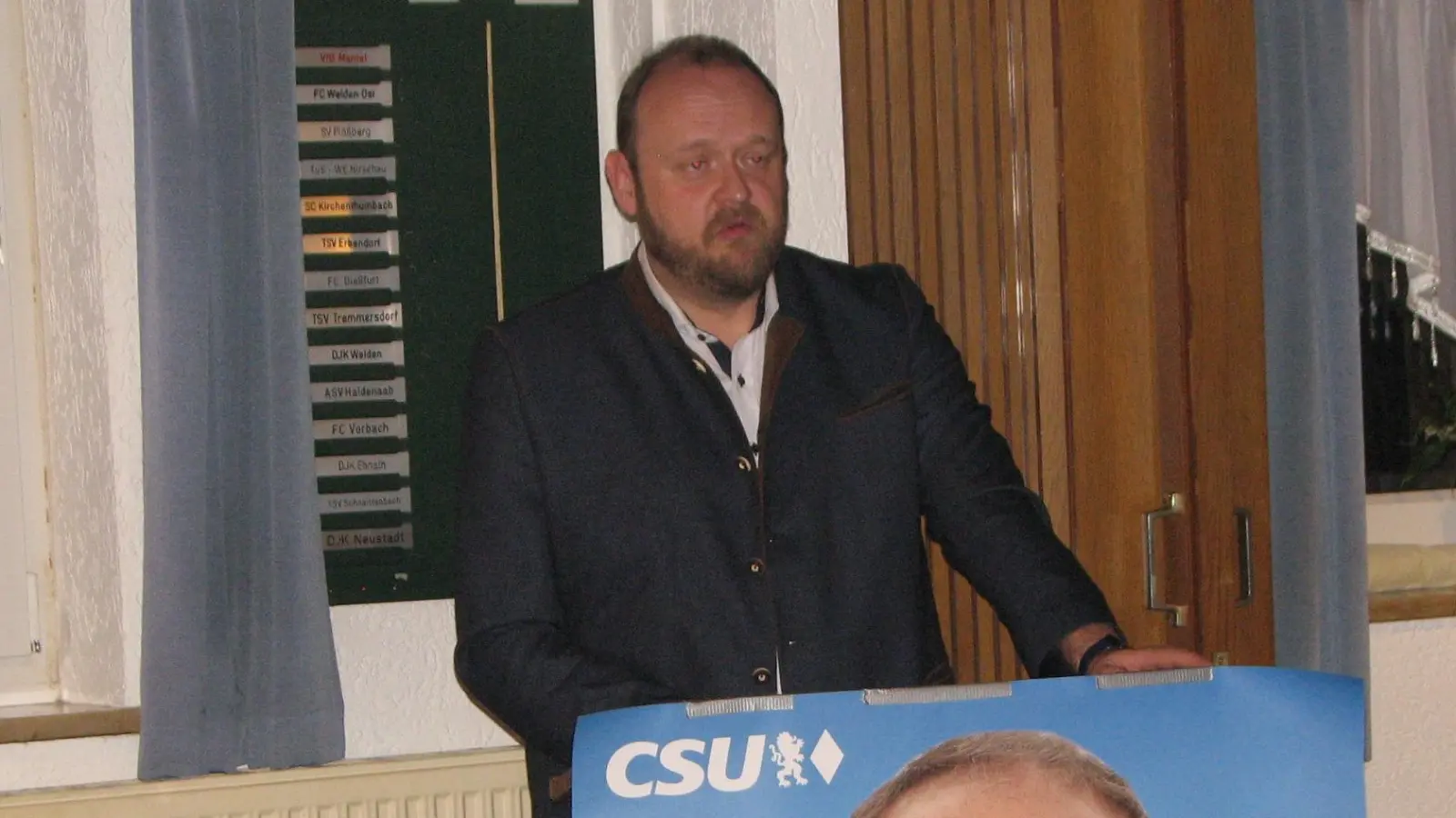 Landrat Andreas Meier erinnerte daran, dass das Zustandekommen der Umgehungsstraße Mantel vornehmlich durch das Zusammenwirken mehrerer Interessengruppen gelingen konnte. (Bild: Johann Kneißl)