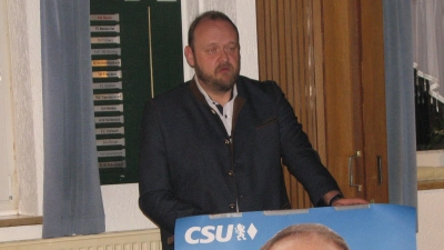 Landrat Andreas Meier erinnerte daran, dass das Zustandekommen der Umgehungsstraße Mantel vornehmlich durch das Zusammenwirken mehrerer Interessengruppen gelingen konnte. (Bild: Johann Kneißl)