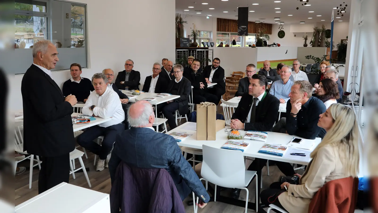 Alois Hagl (links), Vorsitzender des Vereins Partner für den Landkreis Schwandorf, heißt die Gäste beim 30. Wirtschaftsfrühstücks in der Erlebnisholzkugel am Steinberger See willkommen. (Bild: ggö)