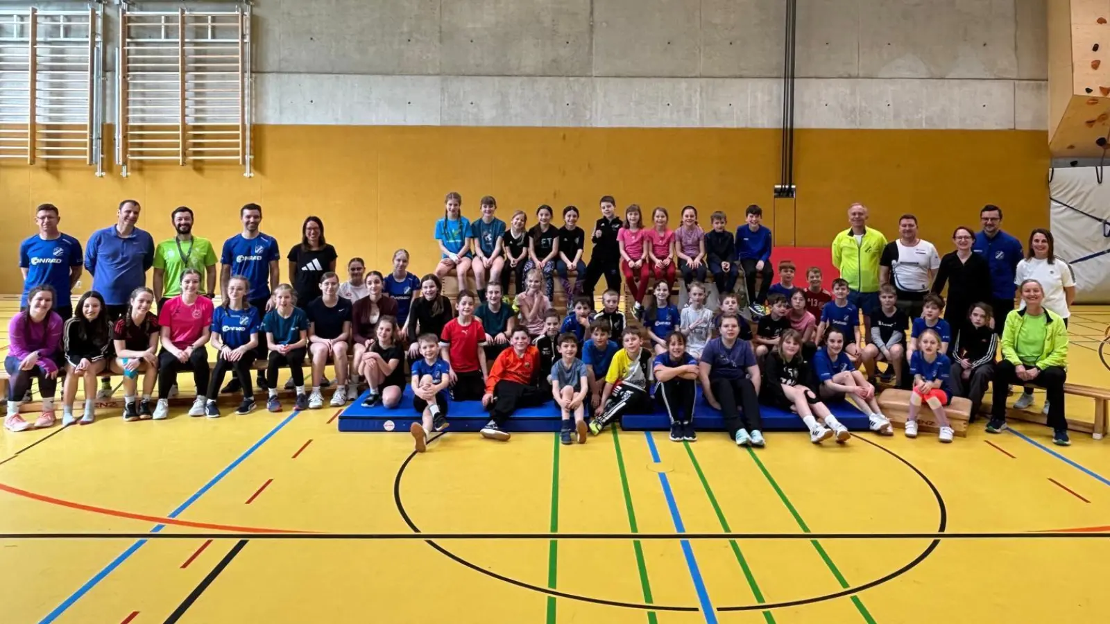 Die Teilnehmer/-innen des Sportcamps in der Turnhalle vor der letzten Trainingseinheit. (Bild: Stephanie Fuchs)