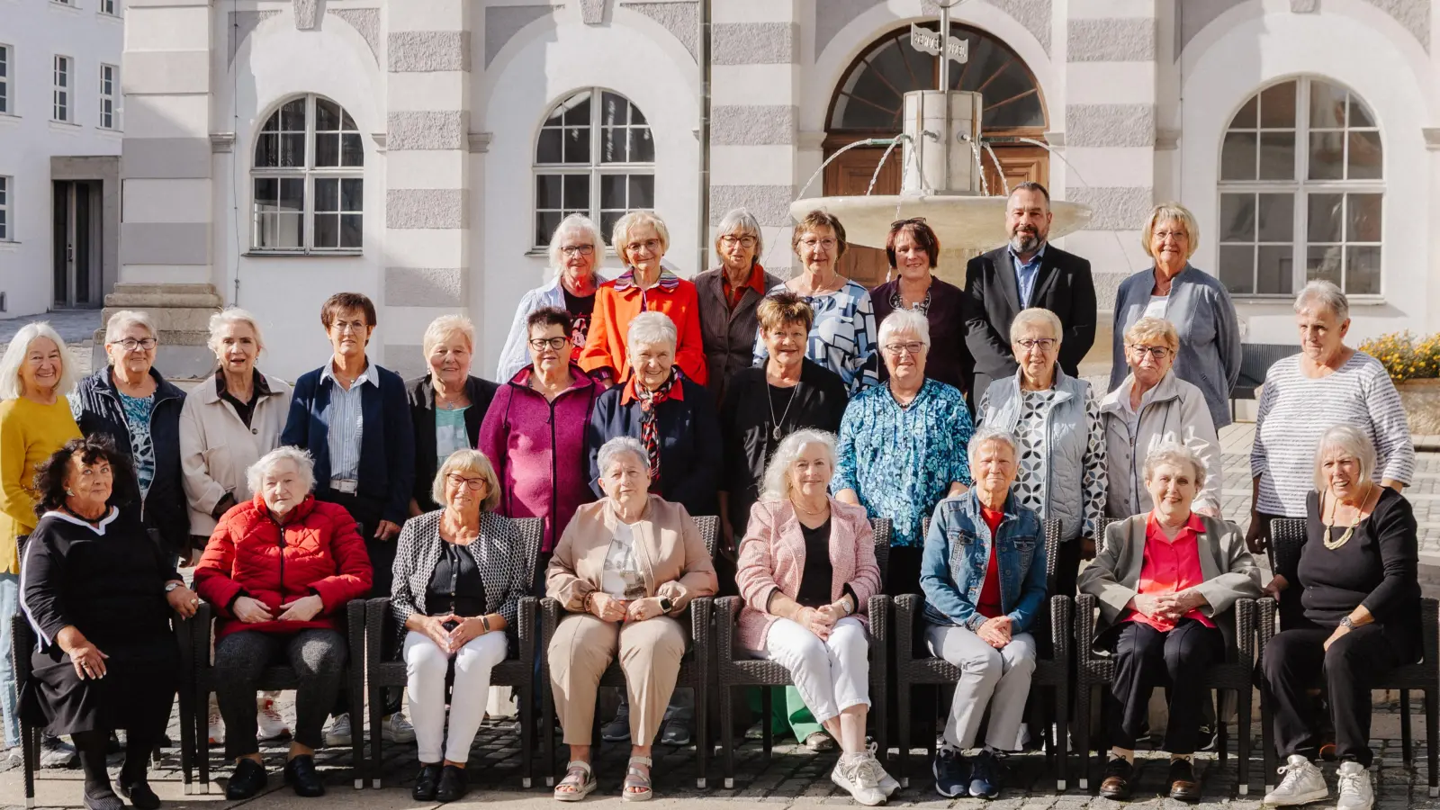 Schülertreffen der Volksschule Waldsassen des Mädchenjahrgangs 1950/51. (Bild: Brigitte Hötzel)
