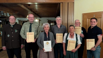 (Von links): 1. Schützenmeister Eduard Delling, Josef Delling, Elisabeth Obendorfer, Josef Pröls, Gisela Nitzl, Karl Delling und Rainer Brunner. (Bild: Albert Delling)