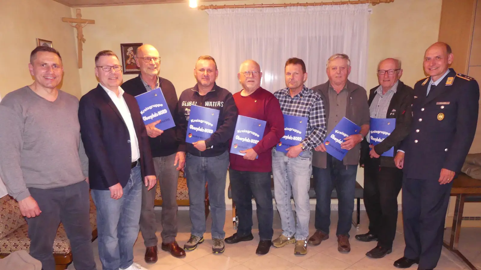 Hauptmann d.R. Cristof Rolland (rechts) und Bürgermeister Marcus Gradl (links) zeichneten mit Urkunden und Ehrennadeln aus:(ab 3. von links) Hauptgefreiten d.R. Gerhard Richter, Stabsgefreiten d.R. Franz Meier, Oberfeldwebel d.R. Hans Bscherer, Oberleutnant d.R. Wolfgang Thurn, Obergefreiten d.R. Johann Rupprecht und Hauptmann d.R. Walther Hermann. Peter Teschke (2. v.li.) appellierte an die Versammlung: „Macht weiter so!” (Bild: Walther Hermann)