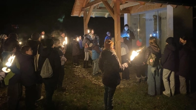 Bei ihrer Wanderung zur Adventfeier machten die Nabburger Ministranten Station an der Perschener Friedenskapelle, um dort mit Gemeindereferent Thomas Kern eine kurze Andacht zu halten. (Bild: Raphael Haubelt)