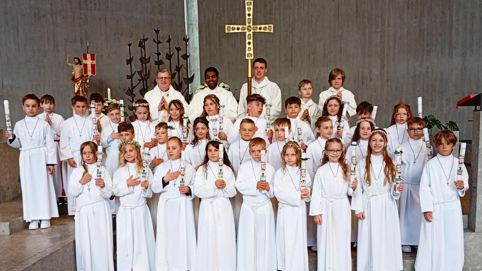  Im Bild sind die 18 Kommunionkinder mit Stadtpfarrer Bernd Philipp, Pater Josef und der Abordnung der Ministranten. Text und Foto: Oswald Zintl  (Bild: Oswald Zintl)
