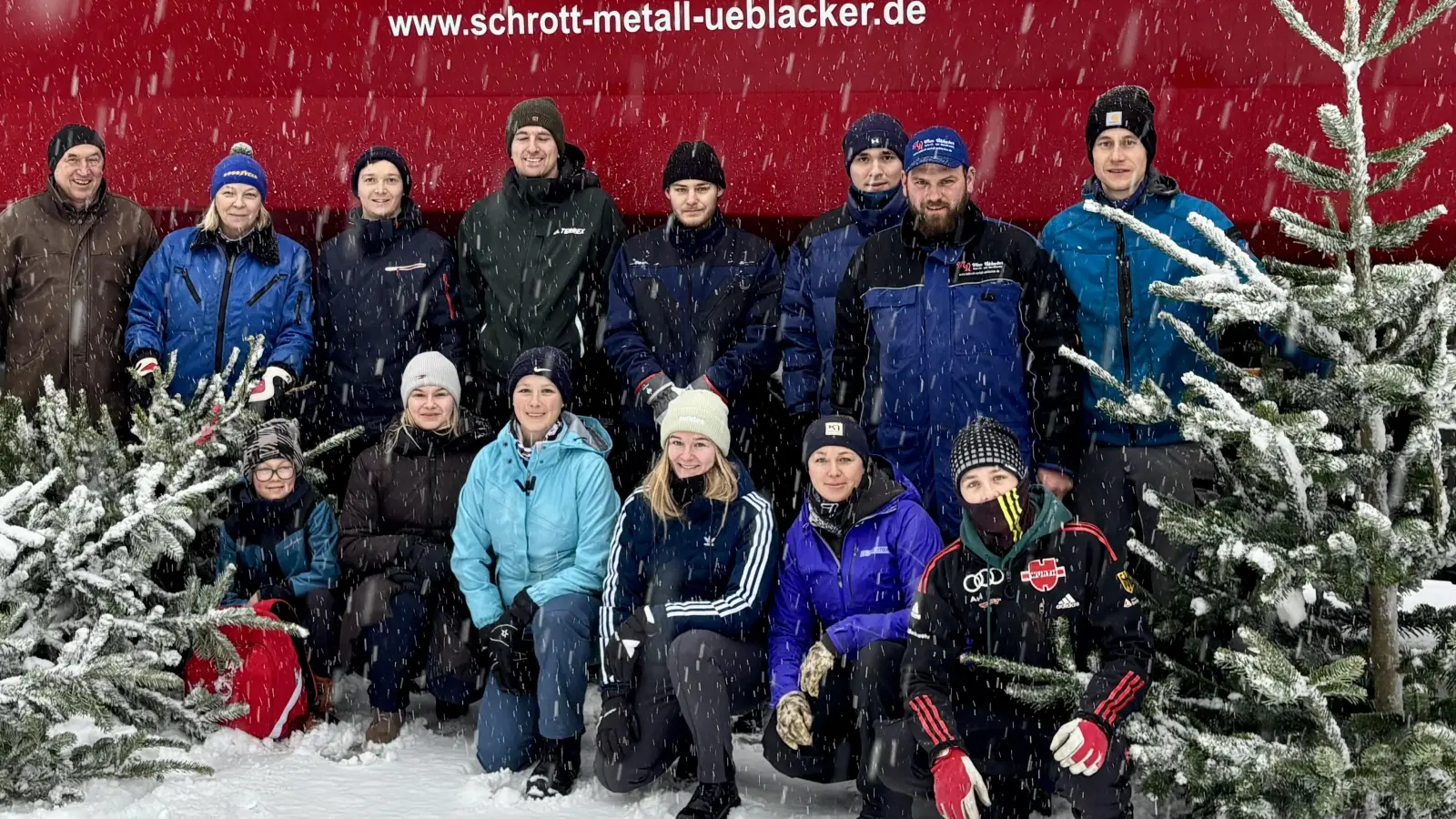 Das eisige und schneereiche Wetter hielt die Junge Union Flossenbürg nicht davon ab, die Christbaumsammelaktion durchzuführen. Vorsitzende Pia Schmidt (3.v.l. 1. Reihe) und ihr Team gingen warm eingepackt durch den Ort und sammelten die ausgedienten Weihnachtsbäume ein. (Bild: Christina Rosner)